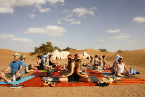 Groupe de yoga dans le désert du Sahara